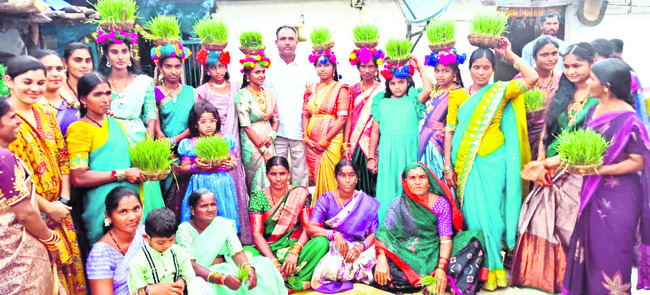 తీజ్ సందడి1