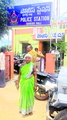 జ్యోతిష్యం చెబుతానని చెప్పి.. 
1