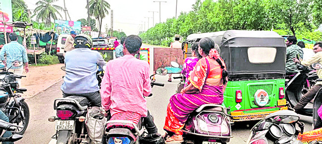 సీఎం రాక.. స్తంభించిన ట్రాఫిక్‌ 1