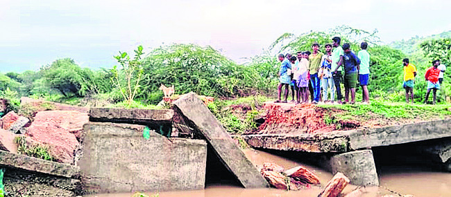 కూలిన వంతెన.. నిలిచిన రాకపోకలు1