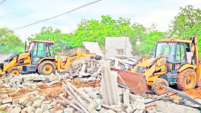 గూడు చెదిరె.. గోడు మిగిలె!1