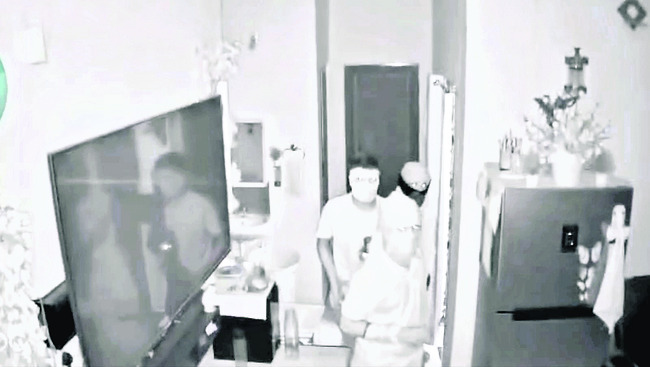మళ్లీ దొంగలు పడ్డారు..1