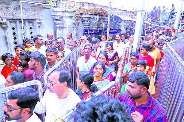 రాజన్నకు సెలవుల రద్దీ
1