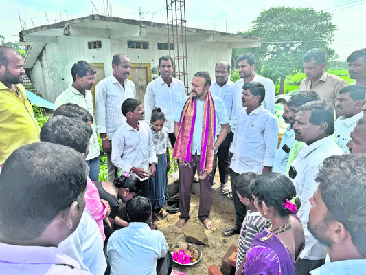 అర్హులందరికీ ఇందిరమ్మ ఇళ్లు ఇప్పిస్తాం 1