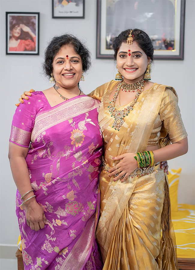 పూజా కార్యక్రమం అనంతరం వారందరికీ  సాంప్రదాయ బద్ధగా వాయనాలిచ్చి, ఆశీర్వాదాలు తీసుకొంది.6
