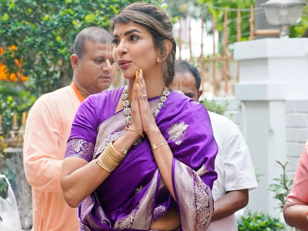 Manchu Lakshmi participated in cow worship under the Auspices of ISKCON Photos2