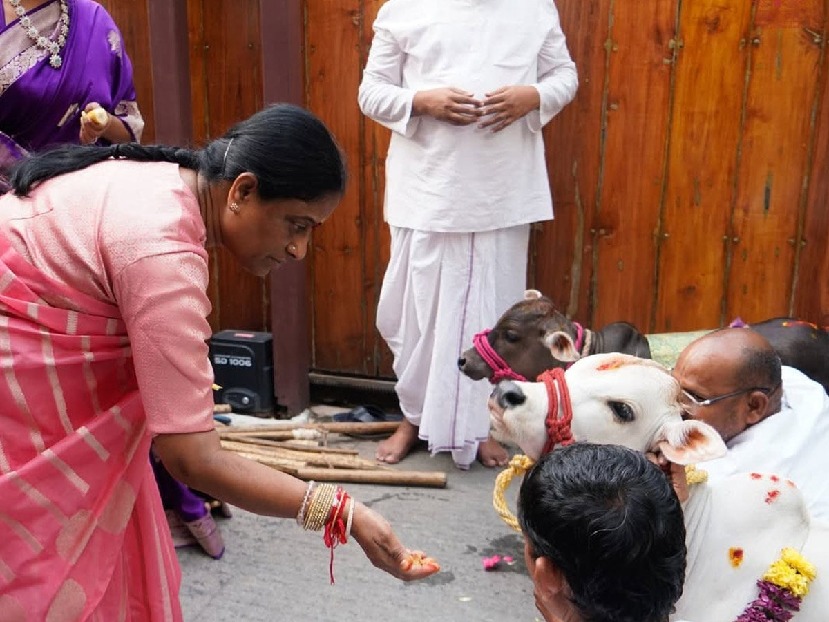 Manchu Lakshmi participated in cow worship under the Auspices of ISKCON Photos8