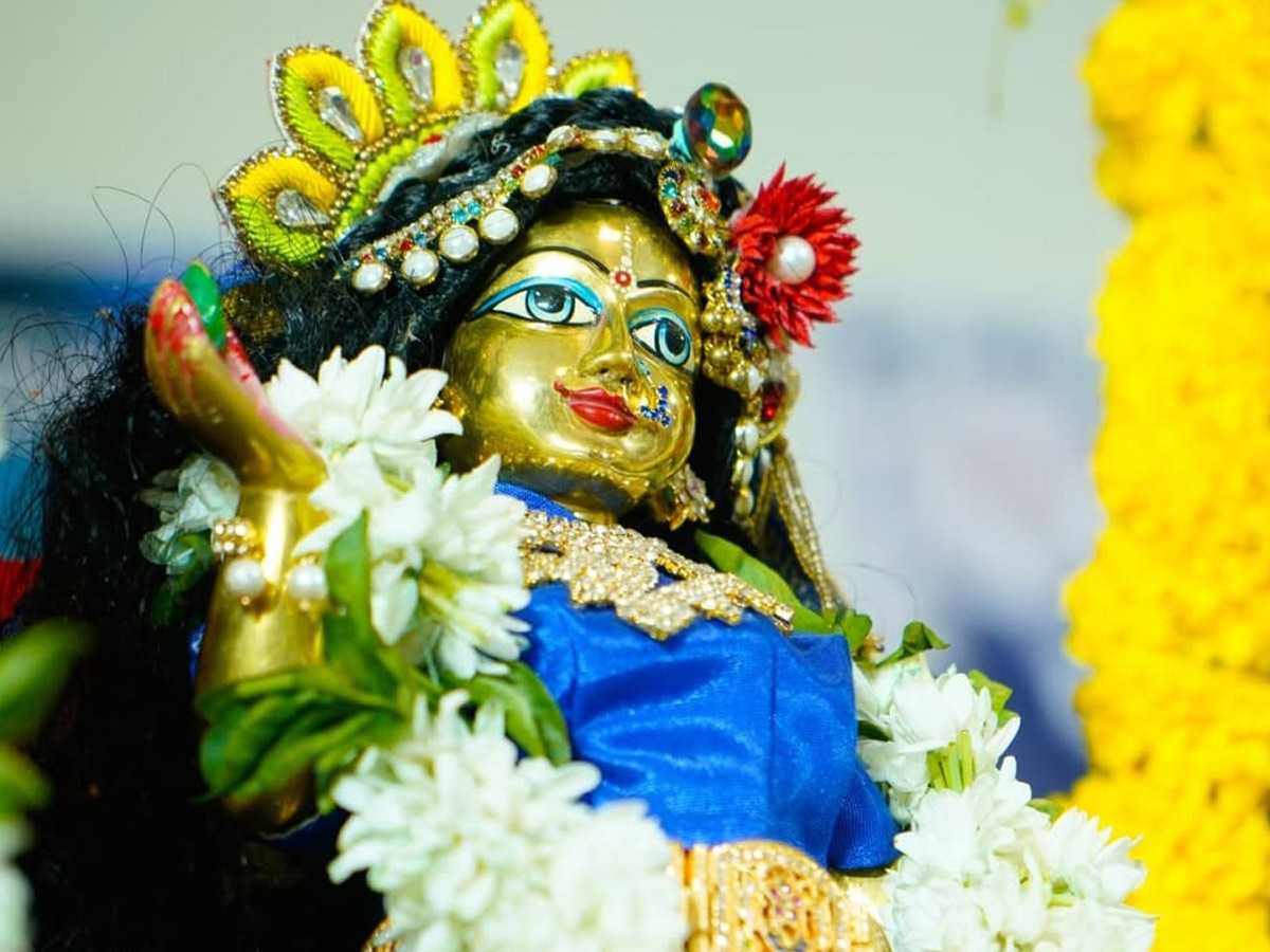 Manchu Lakshmi participated in cow worship under the Auspices of ISKCON Photos14