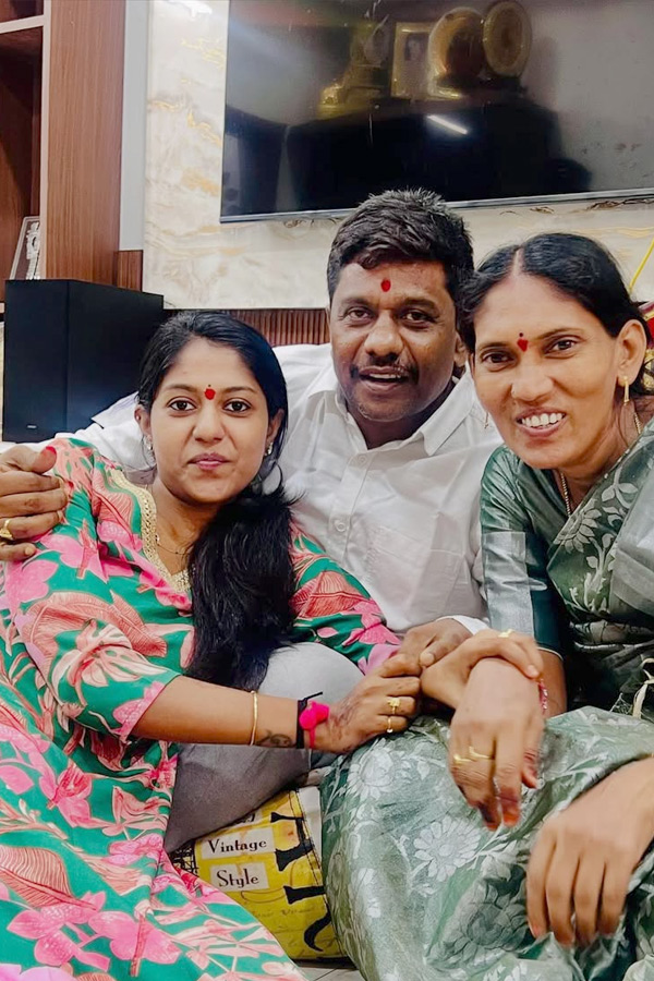 Singer Madhu Priya Emotional Post About Her parents Photos9