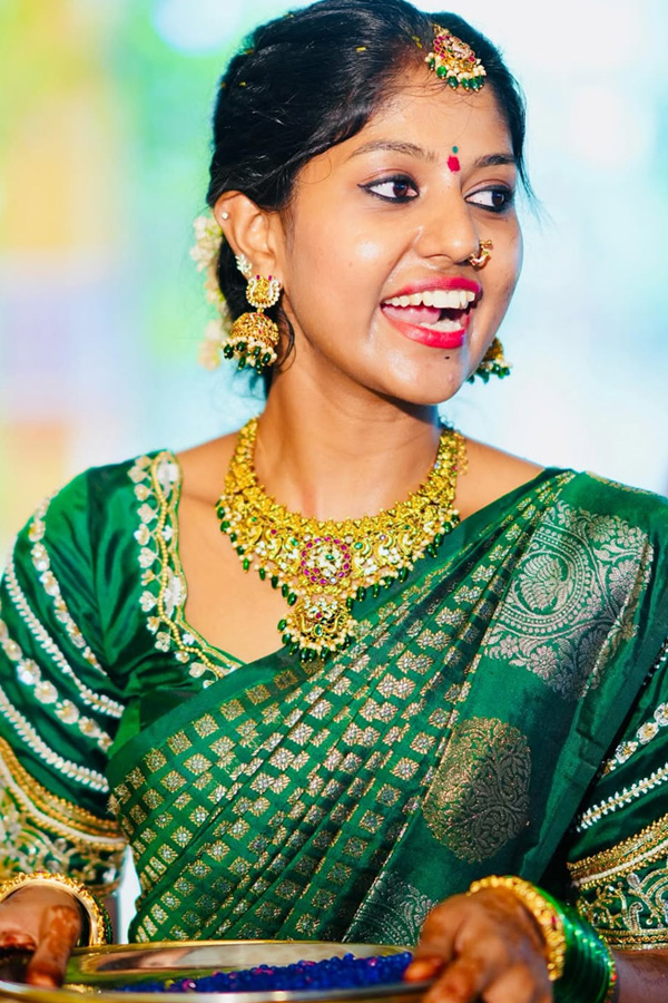Singer Madhu Priya Emotional Post About Her parents Photos2