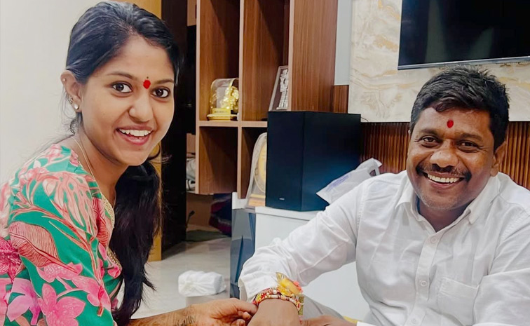 Singer Madhu Priya Emotional Post About Her parents Photos8