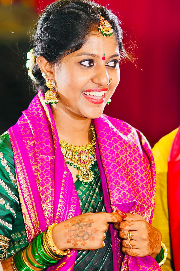 Singer Madhu Priya Emotional Post About Her parents Photos4