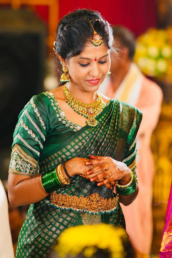 Singer Madhu Priya Emotional Post About Her parents Photos5