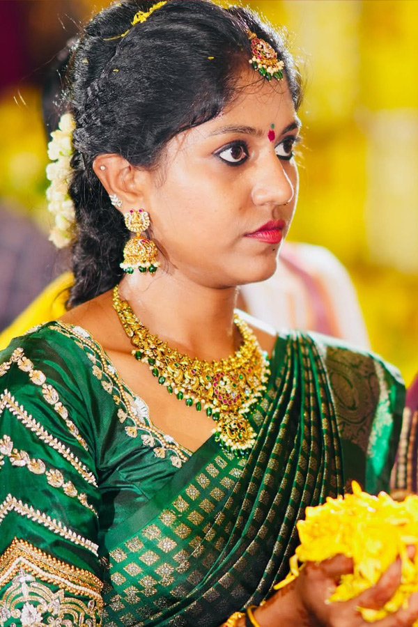 Singer Madhu Priya Emotional Post About Her parents Photos6