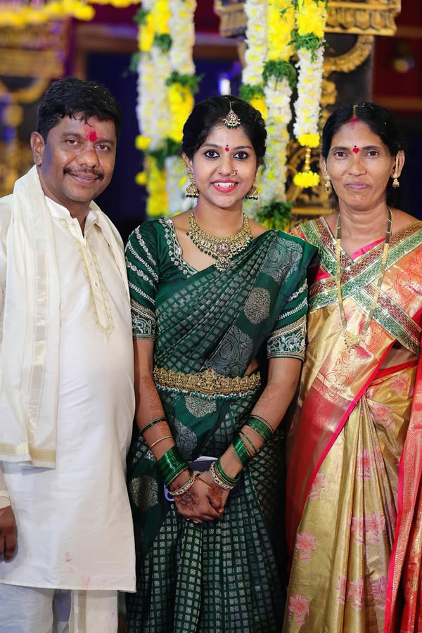 Singer Madhu Priya Emotional Post About Her parents Photos7