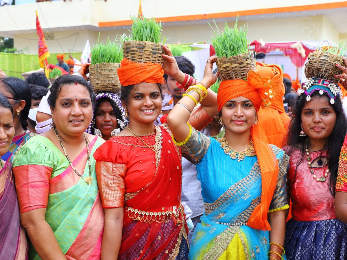రంగారెడ్డి జిల్లా : అంగరంగ వైభవంగా తీజ్ సంబురాలు (ఫొటోలు) | Teej ...