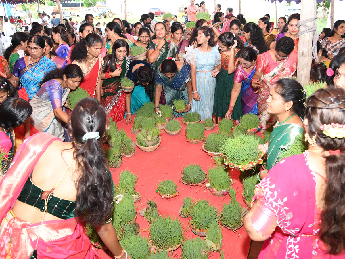 రంగారెడ్డి జిల్లా : అంగరంగ వైభవంగా తీజ్ సంబురాలు (ఫొటోలు) | Teej ...