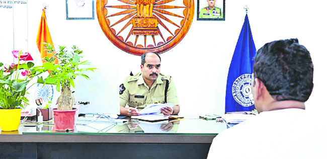 పోలీస్‌ గ్రీవెన్స్‌కు 25 అర్జీలు 2