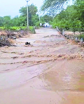 భారీ వర్షం.. అతలాకుతలం 5