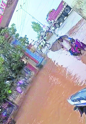 భారీ వర్షం.. అతలాకుతలం 7
