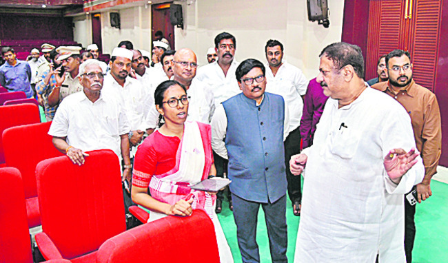 గవర్నర్ పర్యటన ఏర్పాట్లు పరిశీలించిన జిల్లా కలెక్టర్ 1