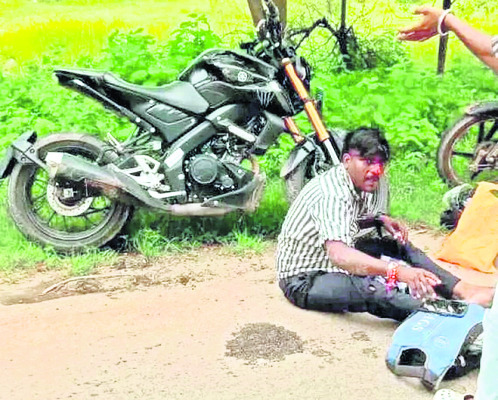ఇంటిపై కూలిన భారీ మర్రిచెట్టు1