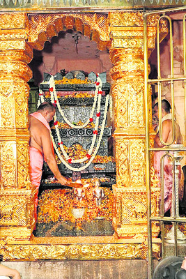 స్వర్ణ రథంపై దివ్యతేజం1