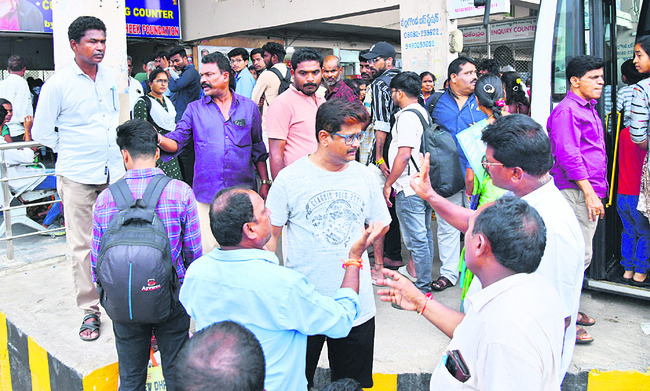 అదనపు చార్జీలపై ఆగ్రహం1