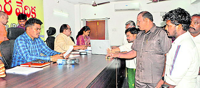 అర్జీల పరిష్కారమే ధ్యేయం కావాలి 1