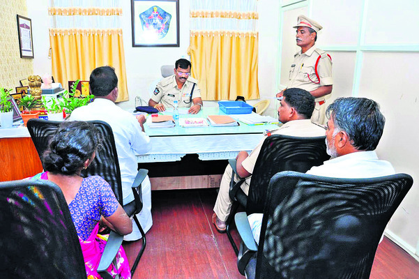 ఫిర్యాదులు సకాలంలో పరిష్కరించాలి 1