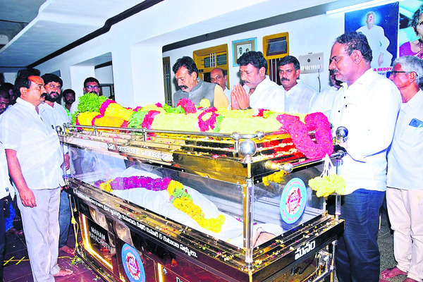 ఆవుల కుటుంబానికి వైఎస్‌ జగన్‌ పరామర్శ1