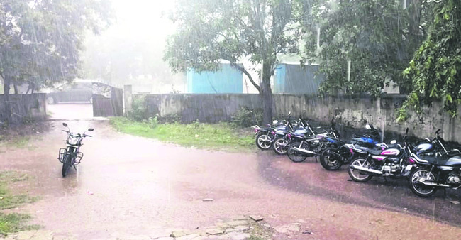 భారీ వర్షం.. అతలాకుతలం 3