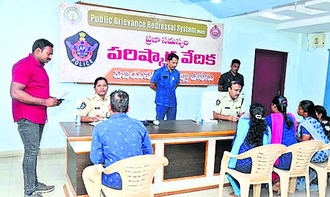 గడువు దాటినా పరిష్కరించకపోతే చర్యలు1