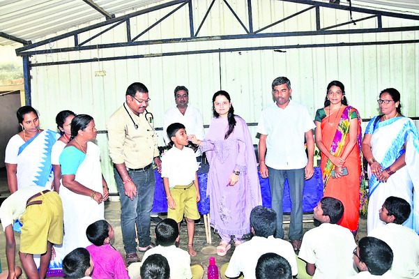 జిల్లా జడ్జిని కలిసిన సబ్కలెక్టర్
1