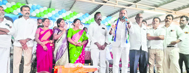 రాష్ట్రాన్ని దోచేస్తున్న చంద్రబాబు1
