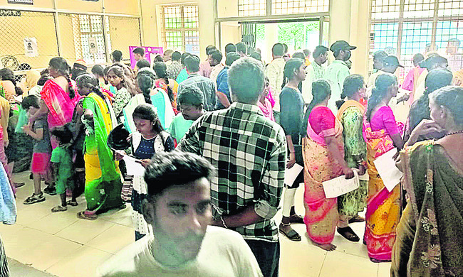 ప్రభుత్వ ఆస్పత్రుల్లో   పేషెంట్ల రద్దీ 1
