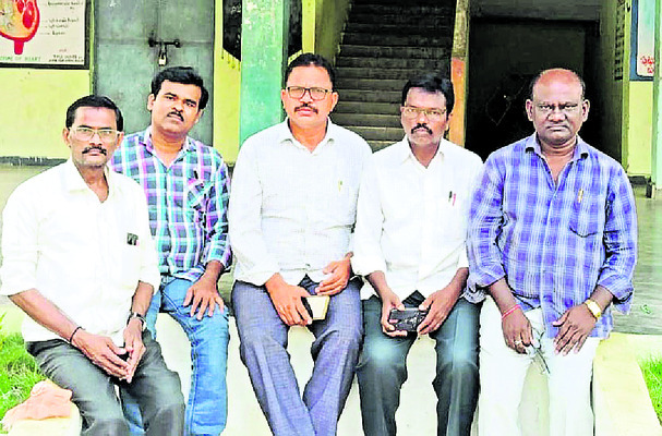 కట్టుకాల్వలో  పిచ్చి మొక్కల తొలగింపు2