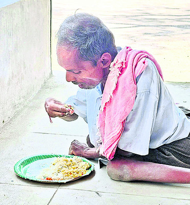 అర్జీదారుల ఆకలి తీరుతోంది1