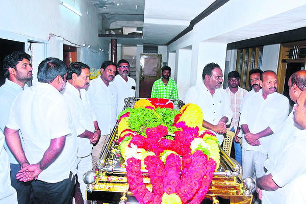 ఆవుల కుటుంబానికి వైఎస్‌ జగన్‌ పరామర్శ1