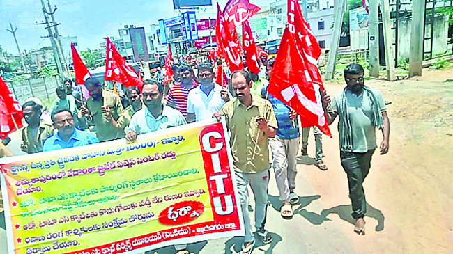 ఫ్రీ బస్సు మీద కస్సుబుస్సు1