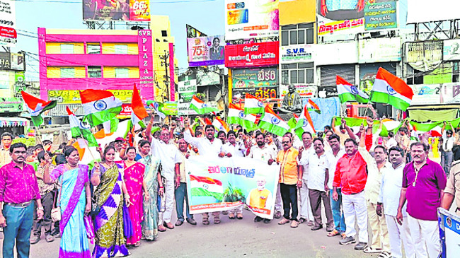 పుర వీధుల్లో మువ్వెన్నెల!1