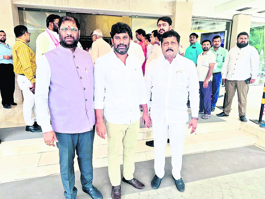 ఢిల్లీ కాన్‌స్టిట్యూషన్‌ క్లబ్‌ ఎన్నికల్లో ఓటు వేసిన ఎం2