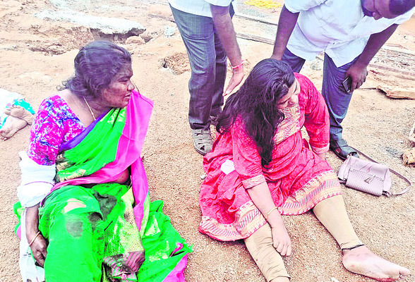 నిర్మాణంలో వున్న బ్రిడ్జిని ఢీకొన్న కారు1