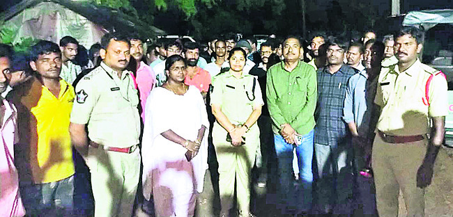 జల ప్రవాహంలో బిక్కుబిక్కుమని.. 1