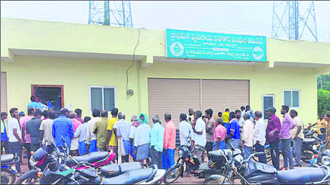 వర్షంలోనూ.. అదే వరుస1
