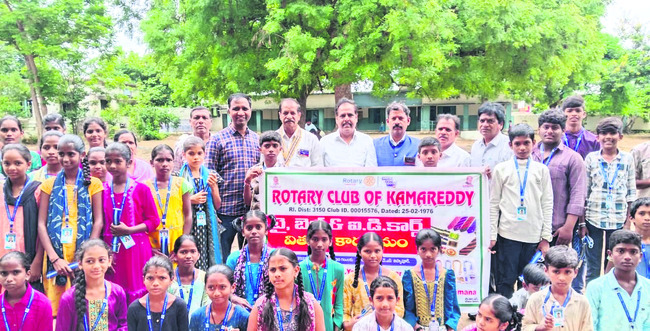 విద్యార్థులకు  క్రీడాదుస్తుల వితరణ
1