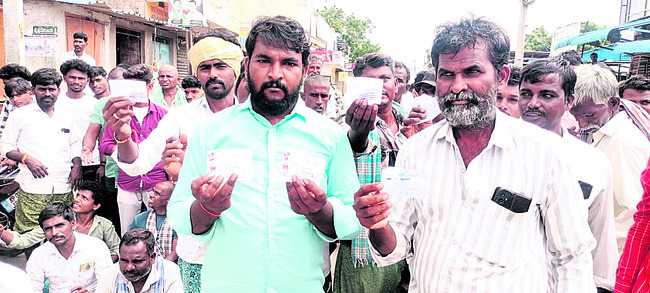 టోకెన్లు ఇచ్చారు.. యూరియా లేదంటారు!1