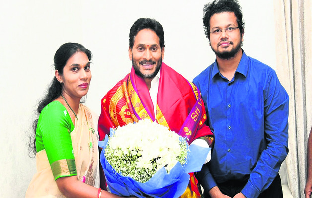 వైఎస్ జగన్కు రాఖీ కట్టిన కాకాణి పూజిత
1