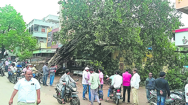 ఆలయాలను కూల్చడం  ప్రభుత్వానికి సిగ్గుచేటు   1