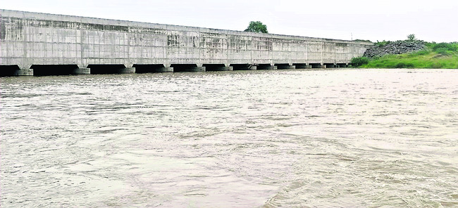 ఆకేరు అక్వాడెక్ట్కు అడ్డుగా గుట్టలు1